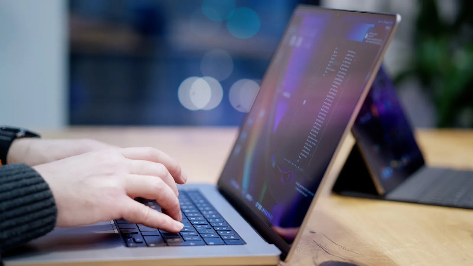 Arbeitsplatz mit Laptop und Tageslicht — sinnbildlich für die Umsetzung im Hintergrund